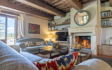 Villa Trasimena: Möbel, Interior Design, Wand, Couch, Holz, Flooring, Wohnzimmer, Zuhause, Zimmer, Fussboden