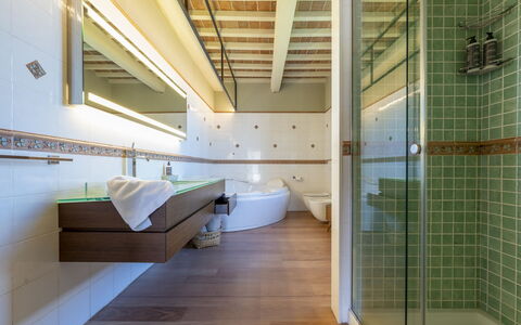 Villa Trasimena: Flooring, Interior Design, Fussboden, Decke, Armatur, Badezimmer, Beleuchtung, Installation, Zapfhahn, Zuhause