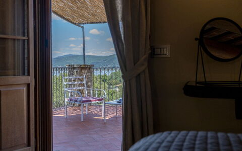 Villa Trasimena: Möbel, Balkon, Stuhl, Linens, Gartenmöbel, Schatten, Schlafzimmer, Bedding, Bett, Zaun