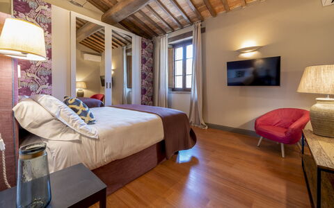 Villa Trasimena: Flooring, Fussboden, Interior Design, Schlafzimmer, Linens, Bett, Bettdecke, Bedding, Bettrahmen, Holzboden