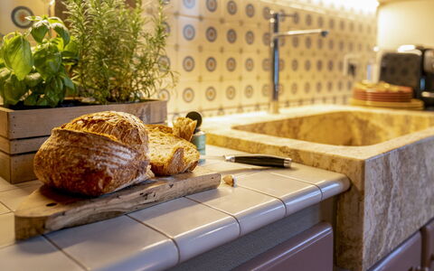 Villa Trasimena: Countertop, Küche, Interior Design, Flooring, Servierware, Installation, Zapfhahn, Fliese, Armatur, Cabinetry
