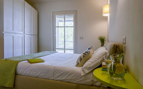 Bianca la Luna: Möbel, Bett, Interior Design, Schlafzimmer, Wand, Bettdecke, Bedding, Holz, Fussboden, Zimmer
