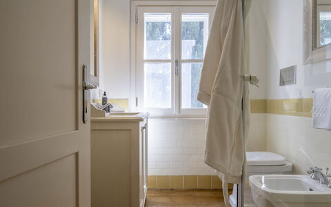 Bianca la Luna: Flooring, Fussboden, Interior Design, Armatur, Badezimmer, Installation, Zapfhahn, Zimmer, Tür, Sinken