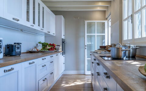 Bianca la Luna: Küche, Cabinetry, Countertop, Möbel, Küchengerät, Interior Design, Holz, Flooring, Major Appliance, Schublade