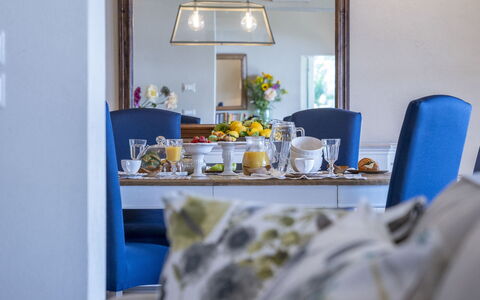 Bianca la Luna: Möbel, Interior Design, Zimmer, Textil, Tabelle, Beleuchtung, Decke, Flooring, Stuhl, Fussboden