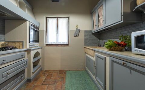 Villa delle Rose: Interior Design, Küche, Countertop, Cabinetry, Holz, Küchengerät, Flooring, Möbel, Major Appliance, Haushaltsgerät