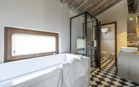 Villa delle Rose: Wand, Interior Design, Flooring, Fussboden, Armatur, Badewanne, Möbel, Badezimmer, Decke, Zimmer