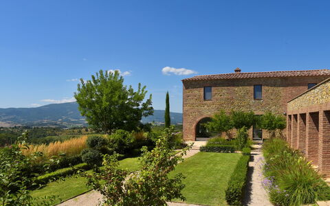 Podere Vigna Nuova: Gras, Strauch, Grundstueck, Ground, Garten, Plantage, Estate, Landscaping, Hecke, Bauernhaus