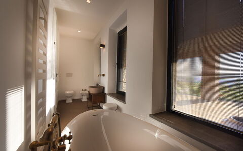Podere Vigna Nuova: Interior Design, Wand, Armatur, Badezimmer, Flooring, Decke, Badewanne, Fussboden, Beleuchtung, Installation