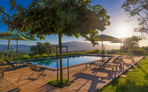 Podere Vigna Nuova: Himmel, Natürliche Landschaft, Hügel, Landschaft, Grundstueck, Schwimmbad, Gebirge, Gartenmöbel, Plantage, Eco Hotel