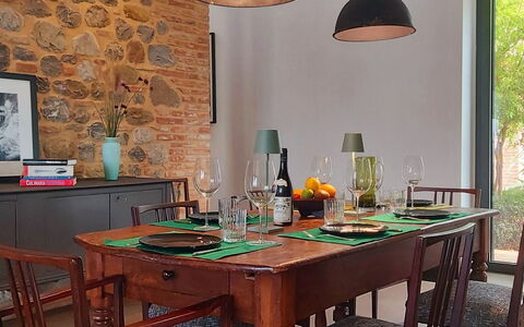 Podere Vigna Nuova: Möbel, Interior Design, Tabelle, Esszimmer, Holz, Küche & Esszimmer Tisch, Stuhl, Light Fixture, Flooring, Beleuchtung
