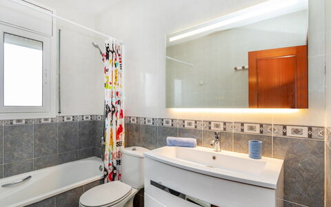Polancre: Armatur, Flooring, Badezimmer, Interior Design, Sinken, Fussboden, Zapfhahn, Bad Sink, Installation, Badezimmerschrank