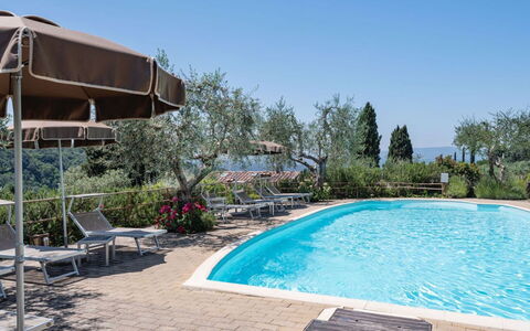 Podere Oliveta: Schwimmbad, Resort, Gartenmöbel, Stuhl, Eco Hotel, Ferienort, Hotel, Regenschirm, Villa
