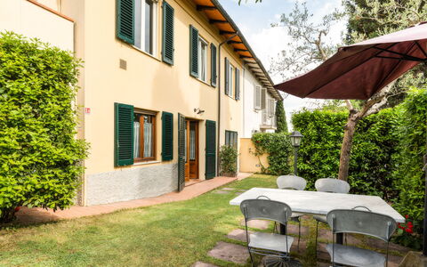 Podere Oliveta: Schatten, Rasen, Garten, Garten, Landscaping, Hinterhof, Balkon, Hof, Villa, Hazienda