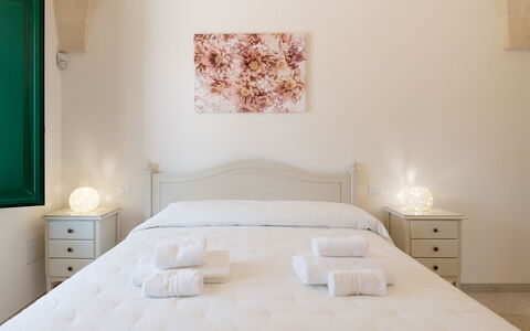 Villa Prestige: Interior Design, Decke, Fussboden, Schlafzimmer, Möbel, Bett, Zimmer, Bettrahmen, Wohnung, Bedding