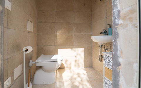 Villa Prestige: Toilleten Sitz, Wand, Armatur, Flooring, Badezimmer, Toilette, Fussboden, Installation, Interior Design, Keramik