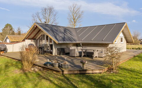 Bernadine - 400M from the Sea: Dach, Haus, Zuhause, Hütte, Tür, Abstellgleis, Deck, Veranda, Planke, Hartholz