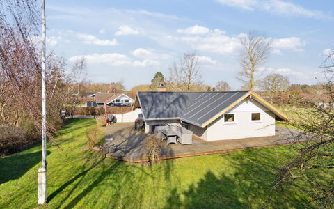 Bernadine - 400M from the Sea: Dach, Haus, Zuhause, Hütte, Tür, Abstellgleis, Deck, Veranda, Planke, Hartholz