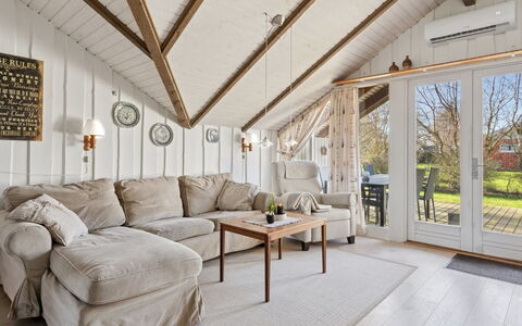Bernadine - 400M from the Sea: Dach, Haus, Zuhause, Hütte, Tür, Abstellgleis, Deck, Veranda, Planke, Hartholz