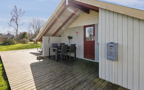 Bernadine - 400M from the Sea: Dach, Haus, Zuhause, Hütte, Tür, Abstellgleis, Deck, Veranda, Planke, Hartholz