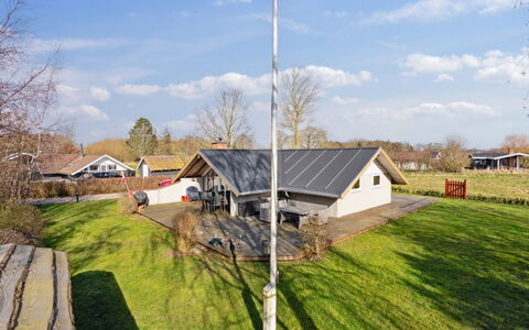 Bernadine - 400M from the Sea: Dach, Haus, Zuhause, Hütte, Tür, Abstellgleis, Deck, Veranda, Planke, Hartholz