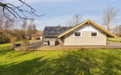 Bernadine - 400M from the Sea: Dach, Haus, Zuhause, Hütte, Tür, Abstellgleis, Deck, Veranda, Planke, Hartholz