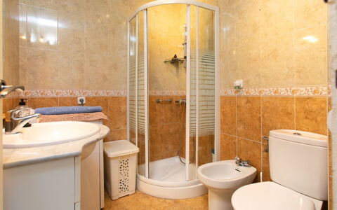 Florida: Armatur, Badezimmer, Flooring, Sinken, Bad Sink, Interior Design, Fussboden, Toilleten Sitz, Toilette, Zapfhahn