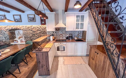Vila Jurja: Holz, Flooring, Interior Design, Möbel, Fussboden, Holzboden, Countertop, Zuhause, Küche, Cabinetry