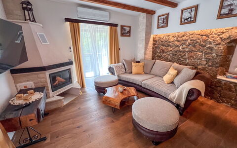 Vila Jurja: Möbel, Interior Design, Flooring, Holz, Couch, Fussboden, Wohnzimmer, Zimmer, Beleuchtung, Zuhause