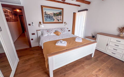 Vila Jurja: Möbel, Wand, Holz, Fussboden, Flooring, Interior Design, Schlafzimmer, Bett, Zuhause, Wohnung