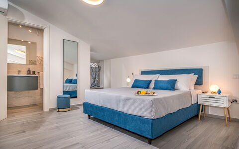Attico Sea View: Möbel, Interior Design, Flooring, Schlafzimmer, Fussboden, Bett, Holz, Zimmer, Decke, Wohnung