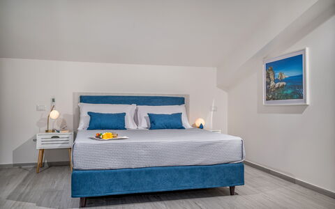Attico Sea View: Möbel, Interior Design, Bett, Schlafzimmer, Flooring, Fussboden, Bedding, Bettdecke, Holz, Zimmer