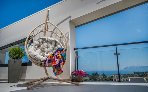 Attico Sea View: Möbel, Interior Design, Stuhl, Gartenmöbel, Natürliches Material, Holzboden, Wohnzimmer, Wicker, Zimmerpflanze, Design
