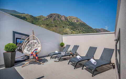 Attico Sea View: Möbel, Interior Design, Stuhl, Decke, Gebirge, Gartenmöbel, Resort, Hotel, Balkon, Kaffetisch