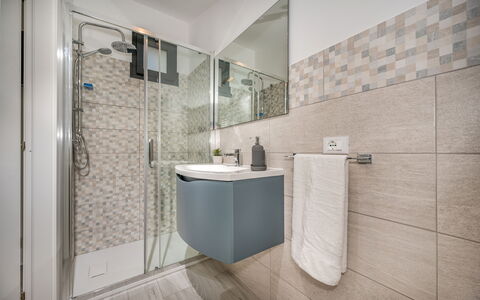 Attico Sea View: Badezimmer, Flooring, Armatur, Interior Design, Fussboden, Zapfhahn, Fliese, Installation, Sinken, Toilette