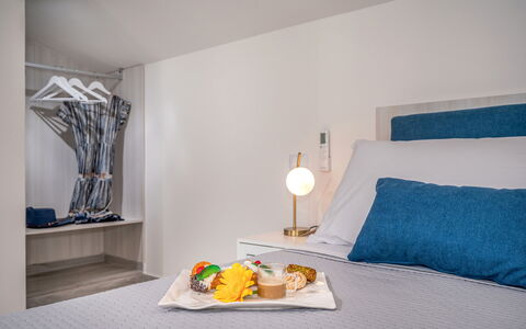 Attico Sea View: Interior Design, Möbel, Schlafzimmer, Linens, Bett, Zimmer, Textil, Fussboden, Bettdecke, Flooring