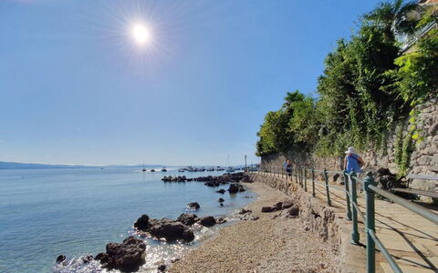 Apartment Niko, Private Garden, Wifi - Opatija: Wasser, Gewässer, Küste, Küsten Und Ozeanische Forms, Strand, Horizont, Meer, Ufer, Landschaft, Ozean