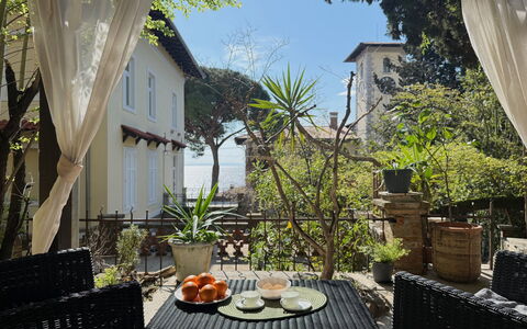 Apartment Niko, Private Garden, Wifi - Opatija: Möbel, Blumentopf, Gartenmöbel, Balkon, Schatten, Stuhl, Zimmerpflanze, Veranda, Garten
