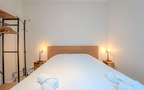 Sea of Tranquility with Terrace: Bett, Wand, Schlafzimmer, Holz, Interior Design, Fussboden, Bettdecke, Bedding, Flooring, Bettrahmen