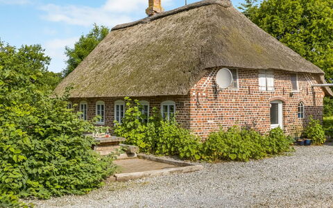 Tuki - 10Km from the Sea: Estate, Bauernhof