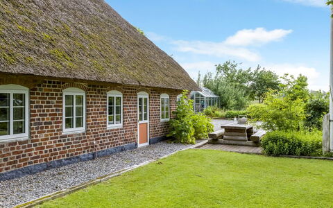 Tuki - 10Km from the Sea: Blau, Strauch, Hütte, Ground, Garten, Estate, Schatten, Landscaping, Bauernhaus, Eco Hotel