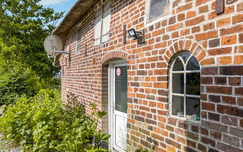 Tuki - 10Km from the Sea: Blau, Strauch, Hütte, Ground, Garten, Estate, Schatten, Landscaping, Bauernhaus, Eco Hotel