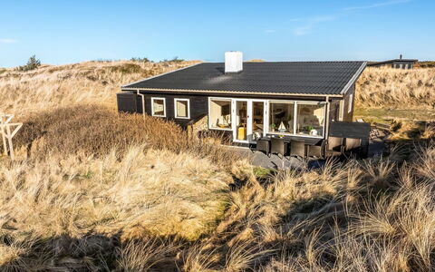 Alrike - 200M from the Sea: Estate, Schatten, Auffahrt, Bauernhaus