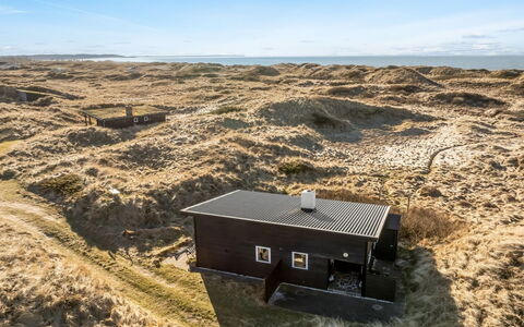 Alrike - 200M from the Sea: Estate, Schatten, Auffahrt, Bauernhaus