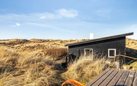 Alrike - 200M from the Sea: Estate, Schatten, Auffahrt, Bauernhaus