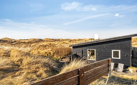 Alrike - 200M from the Sea: Estate, Schatten, Auffahrt, Bauernhaus