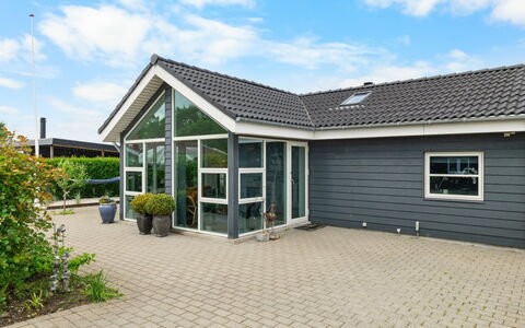 Arnulfuer - 100M from the Sea: Möbel, Interior Design, Flooring, Fussboden, Decke, Zimmer, Stuhl, Tabelle, Wohnung, Küche & Esszimmer Tisch