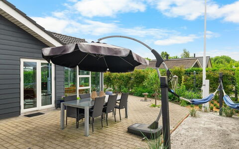 Arnulfuer - 100M from the Sea: Möbel, Interior Design, Flooring, Fussboden, Decke, Zimmer, Stuhl, Tabelle, Wohnung, Küche & Esszimmer Tisch