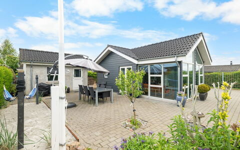 Arnulfuer - 100M from the Sea: Möbel, Interior Design, Flooring, Fussboden, Decke, Zimmer, Stuhl, Tabelle, Wohnung, Küche & Esszimmer Tisch