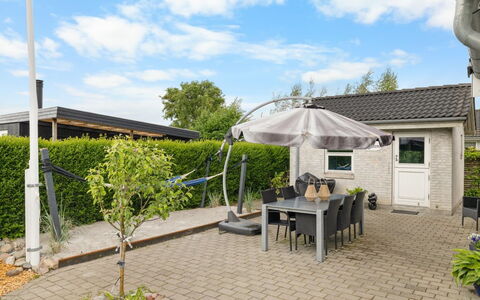 Arnulfuer - 100M from the Sea: Möbel, Interior Design, Flooring, Fussboden, Decke, Zimmer, Stuhl, Tabelle, Wohnung, Küche & Esszimmer Tisch